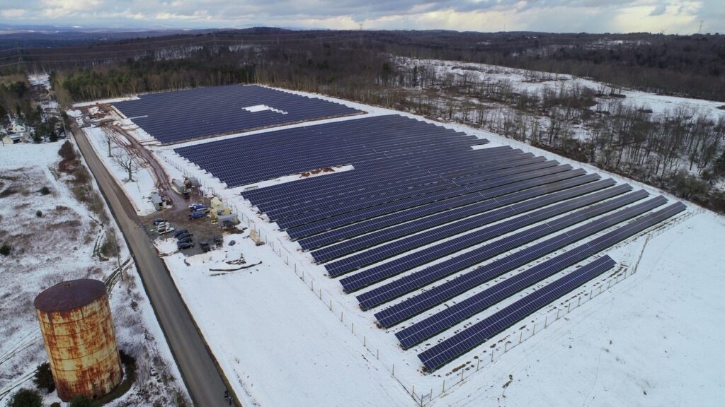 Community solar farm, photo courtesy PowerMarket